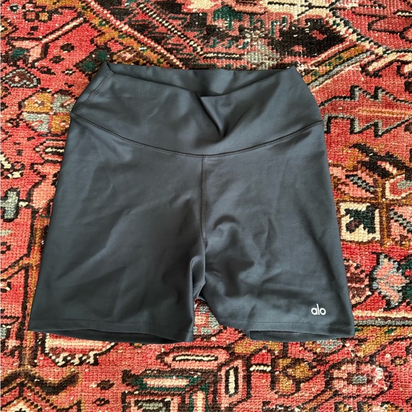 ALO Yoga Women's Sleek Black Bike Shorts - Picture 2 of 4